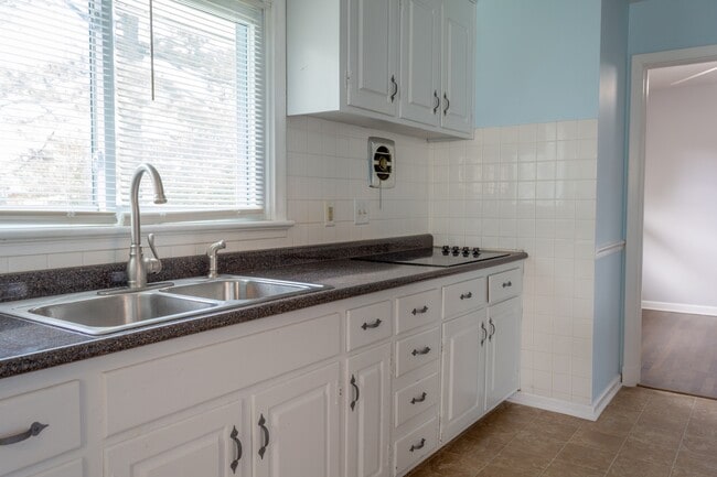 Building Photo - 409 Seabury Ave