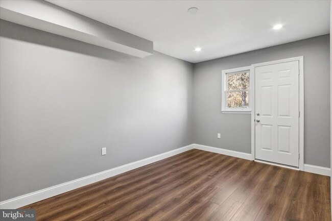 Building Photo - 296 Greenough St