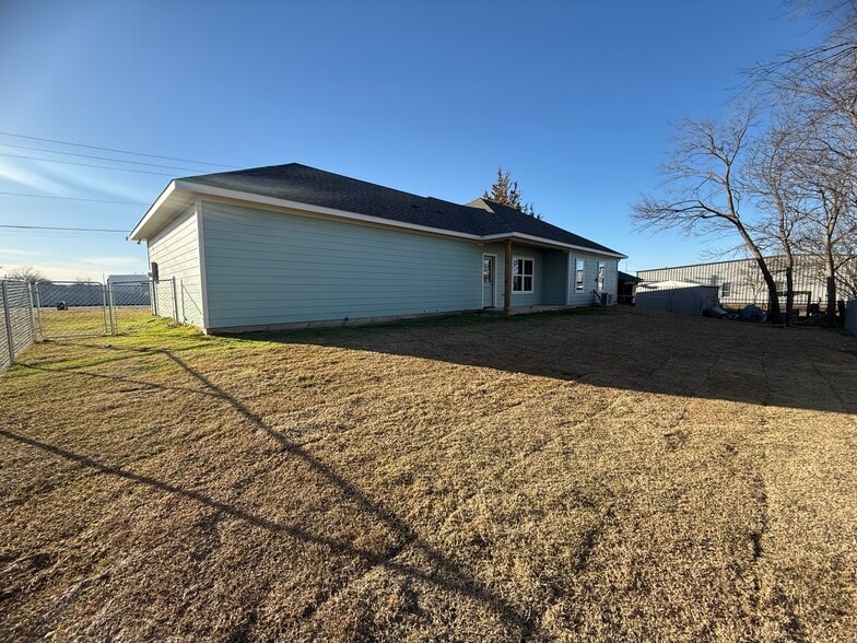 Building Photo - 207 Railroad Ave