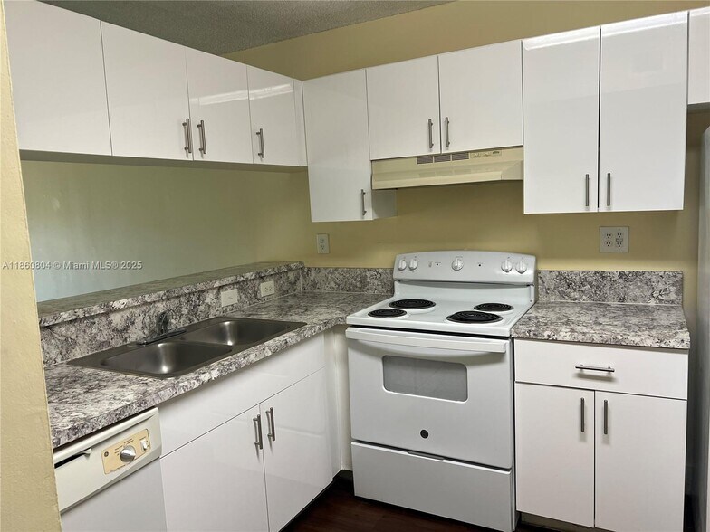 Building Photo - 9909 Nob Hill Ct