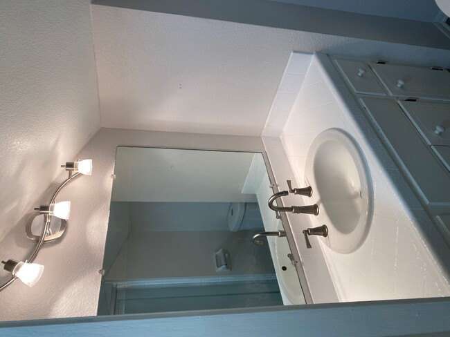 SECOND FLOOR FULL BATH - 2909 Sussex Ln