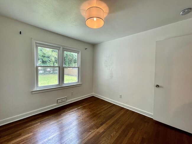 Building Photo - 5621 Larry Ave