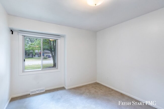 Building Photo - Charming 3-Bedroom Home in Walker – Conven...