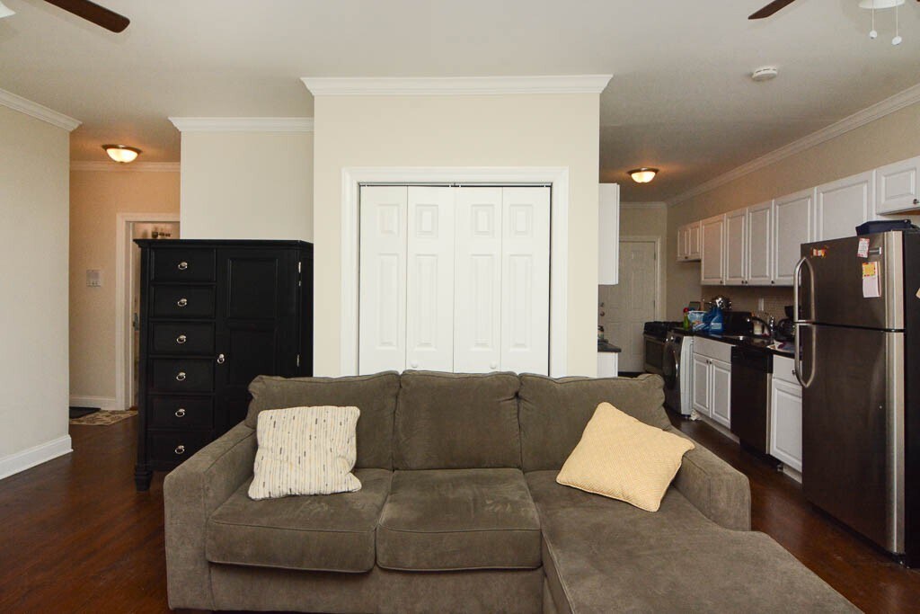 Building Photo - 706 W Roscoe St