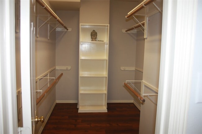 Building Photo - 3206 E Park At Beverly Hills