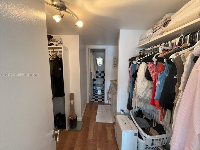 Building Photo - 1450 Lincoln Rd