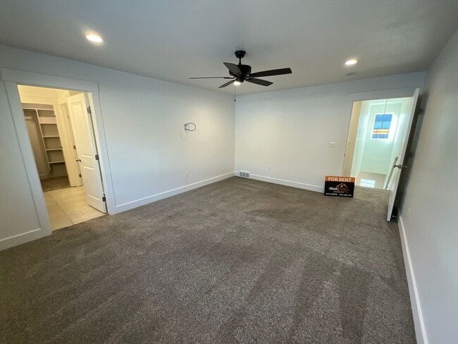 Building Photo - 3 bedroom 2.5 Bath Townhouse