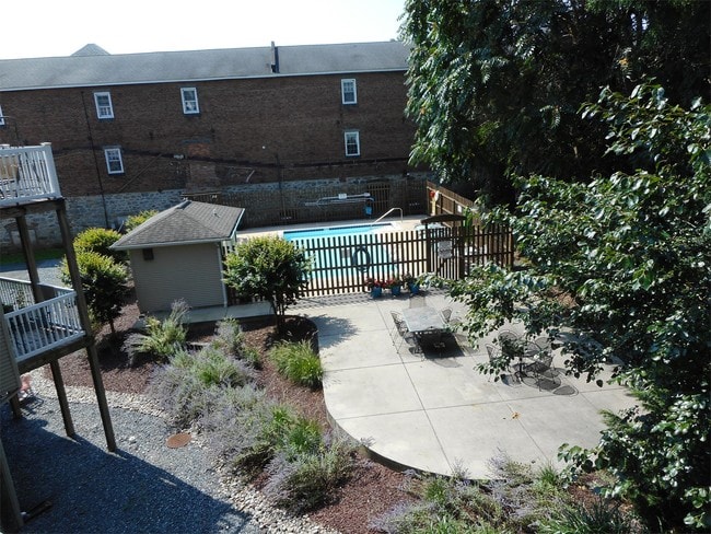 Building Photo - 204 Seneca Way