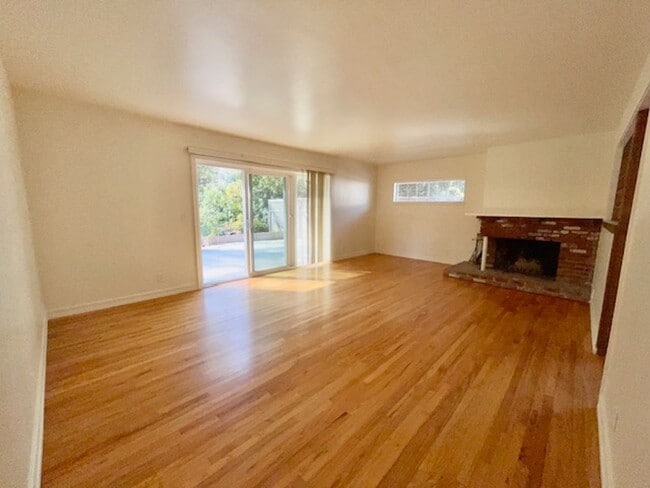 Building Photo - Spacious updated home in Hidden Valley nei...