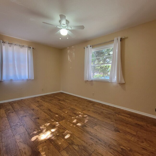 Building Photo - Adorable 2 bed 1.5 bath house with HUGE yard!!