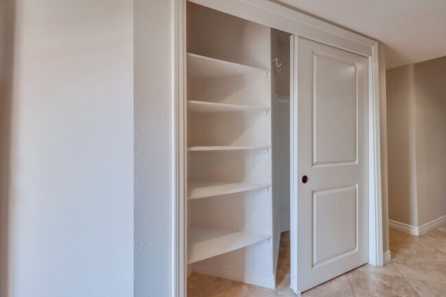 Building Photo - 6960 Golfcrest Dr