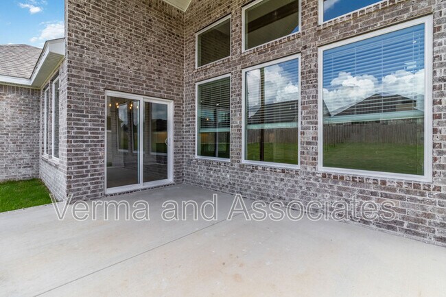 Building Photo - 1041 Whistler St
