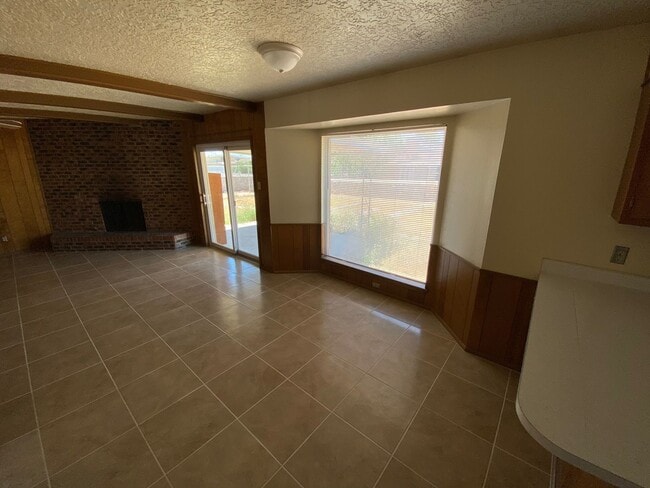 Building Photo - Northeast El Paso 3bed/2bath w/LOTS of living space!
