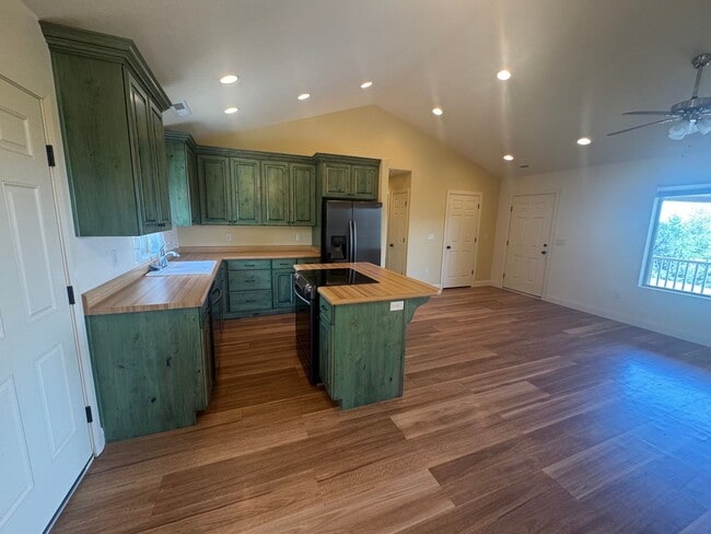Building Photo - Beautiful 2 Bedroom Home In Central