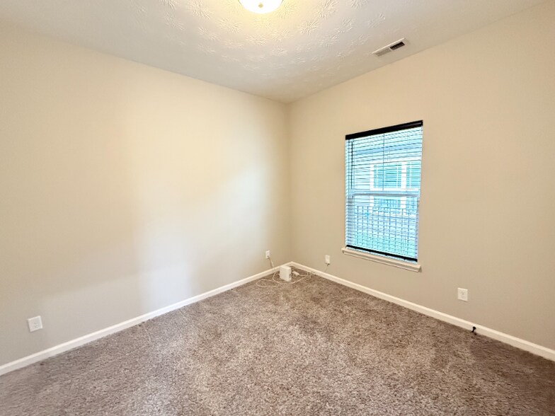 Building Photo - 3921 Bird Song Way