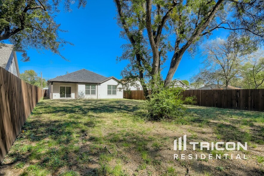 Building Photo - 3018 Canada Dr