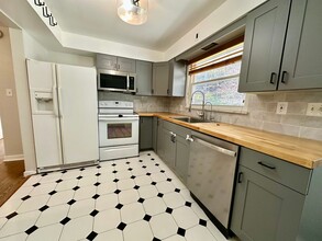 Building Photo - 208 Bridge St