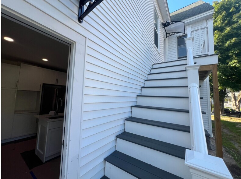 Building Photo - 10 Stark St