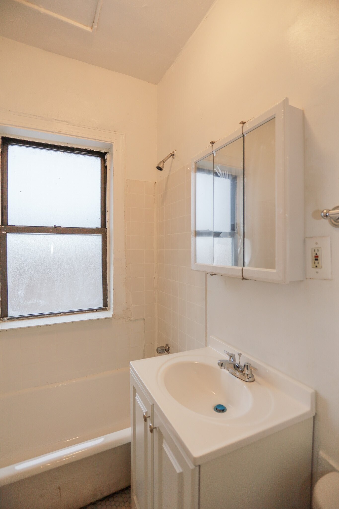 Building Photo - 7455 N Greenview Ave