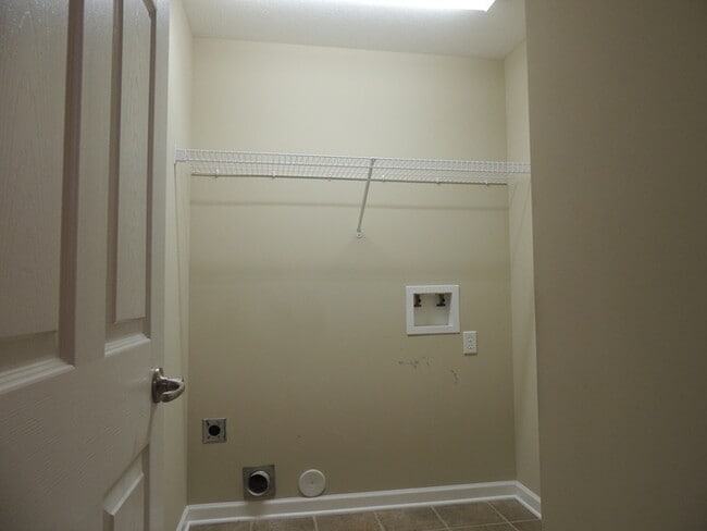 Building Photo - 3 bed, 2 bath, 2 car garage townhouse w/ bonus room in West Knoxville