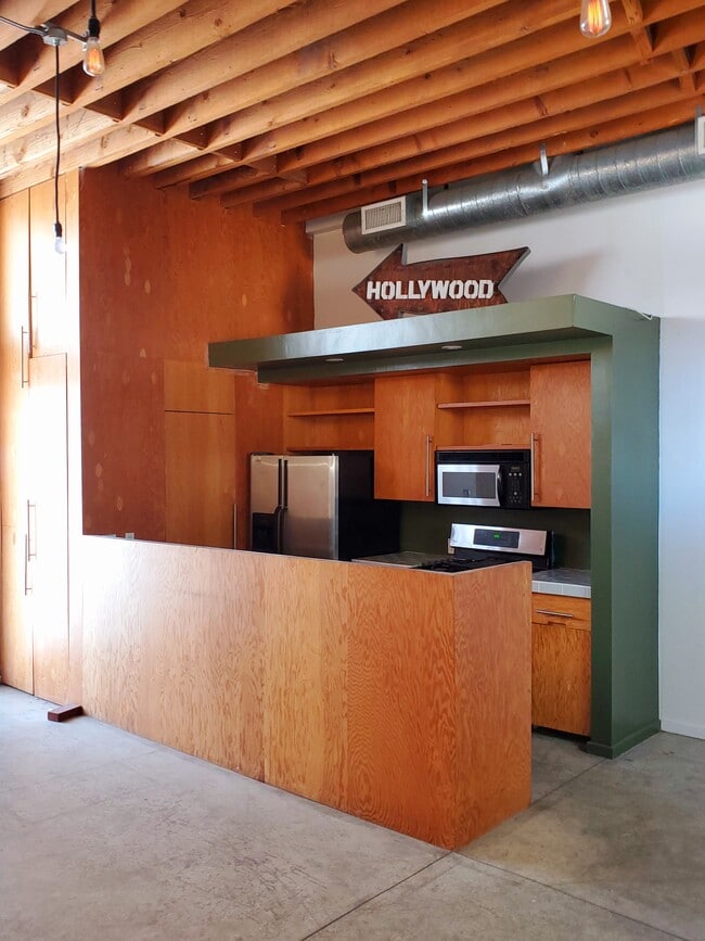 Building Photo - 6415 Willoughby Ave