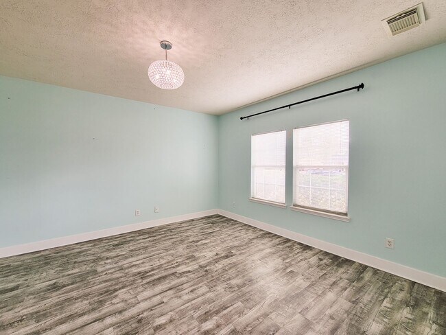 Building Photo - Welcome to this beautifully maintained home offering flexible living with 4/5 spacious bedrooms a...