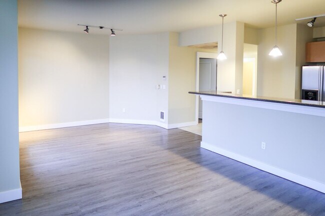 Building Photo - Lakeside 2BR Condo with Modern Finishes & ...