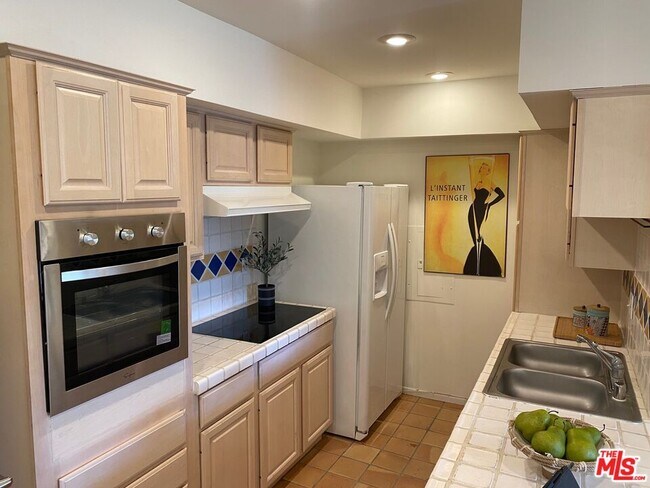 Building Photo - 1351 N Crescent Heights Blvd