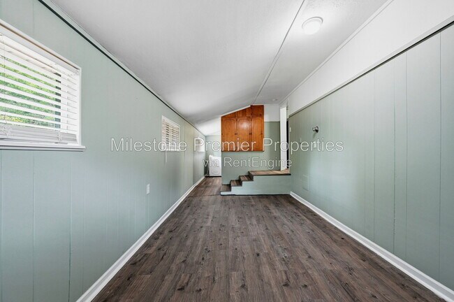 Building Photo - 920 S Lee Ave
