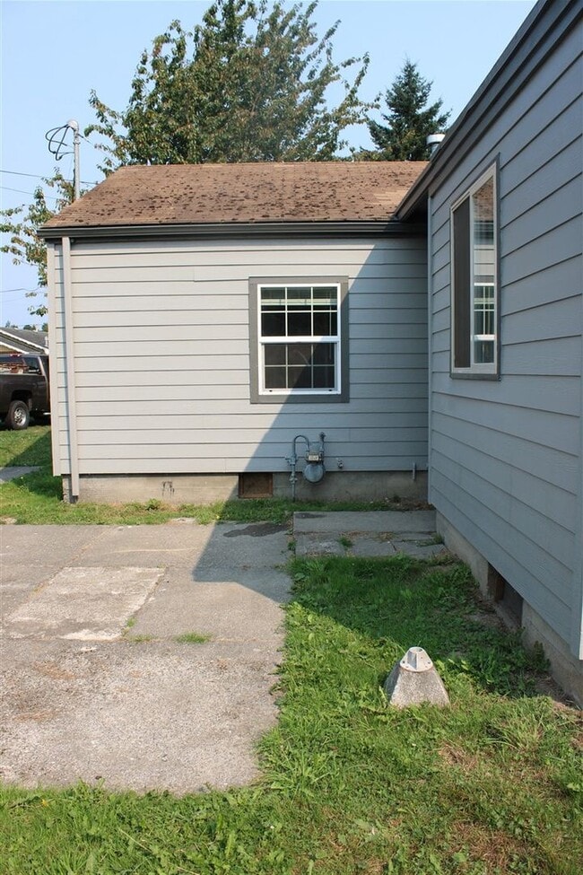 Building Photo - 3 Bedroom, 1.5 Bathroom House! Available now!