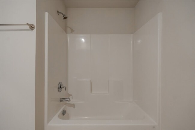 Building Photo - 14 Loebner Ln