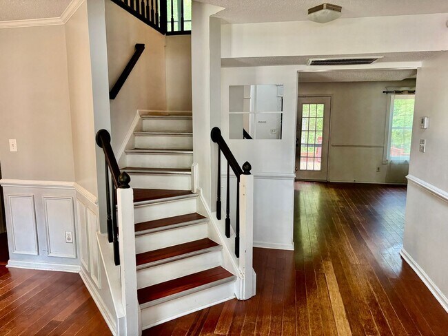 Building Photo - 4 bedroom/ 2.5 bathroom- Village Square of Williamsburg