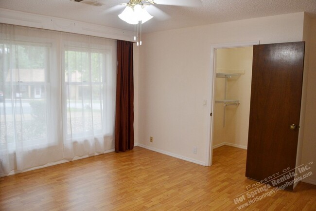 Building Photo - West Gate Area | Townhome | Unfurnished