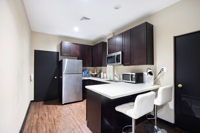 Building Photo - 7135 Hollywood Blvd