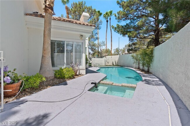 Building Photo - 3004 Sun Lake Dr