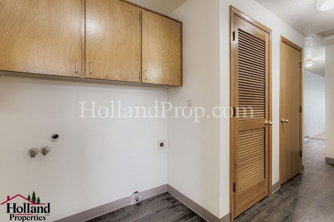 Building Photo - Charming Duplex Just Minutes from Downtown...