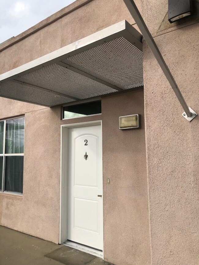 Building Photo - Mid Town Ventura Upstairs 2+2 Apartment