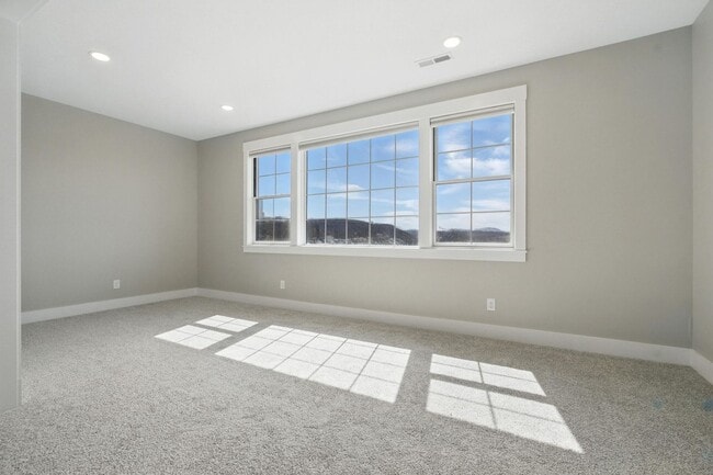 Building Photo - Luxurious, Fully Furnished Townhome       ...