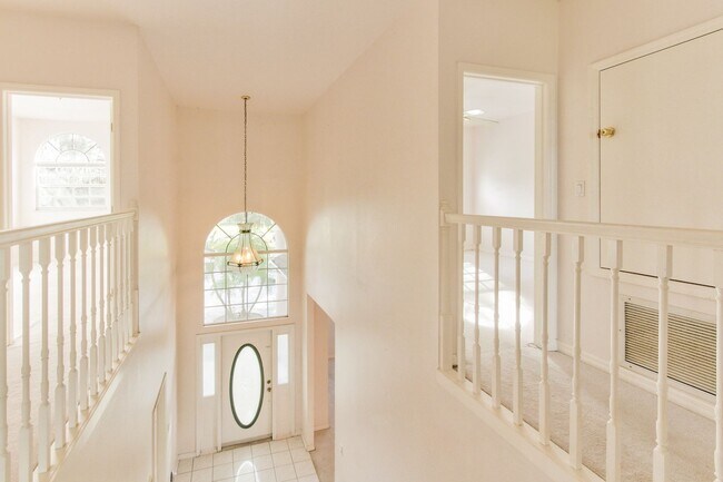 Building Photo - Beautiful Lake front home in West Kissimmee