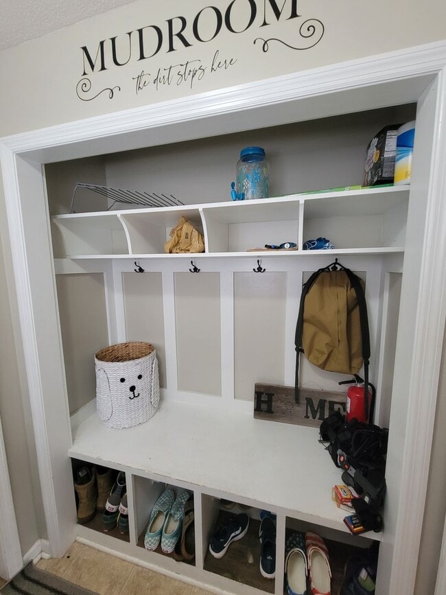 Building Photo - Gorgeous Home in Hubert!