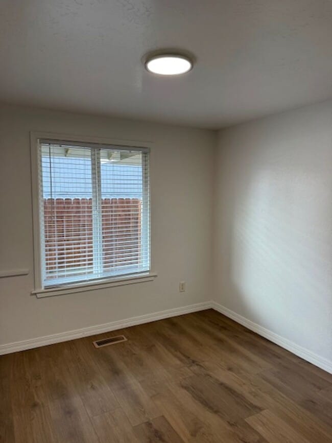 Building Photo - AVAILABLE NOW!!  LARGE, REMODELED 3 BEDROOM HOME / LARGE FENCED YARD