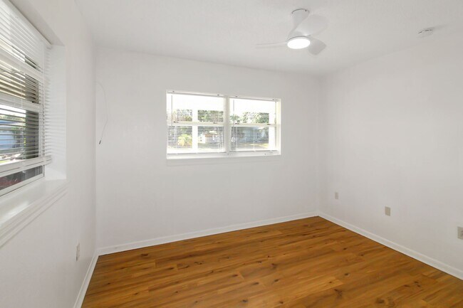 Building Photo - 1612 Larchwood Dr