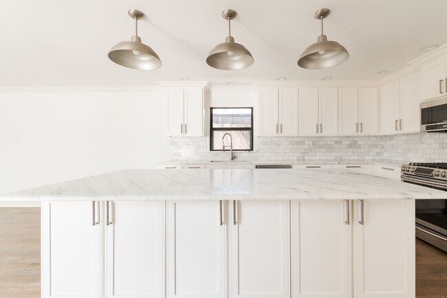 Building Photo - Beautiful Home in Nichols Hills + 3 bedrooms