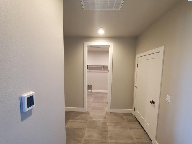 Building Photo - FOR RENT SOUTHCLIFFE