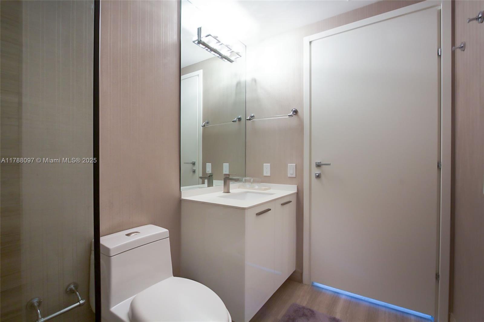 Building Photo - 1300 Brickell Bay Dr