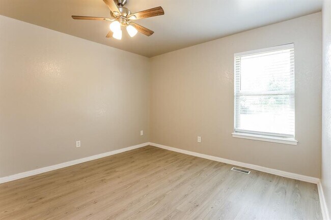 Building Photo - 1901 Gray Fox Dr