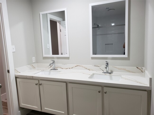 Building Photo - 3922 Green Crest Dr