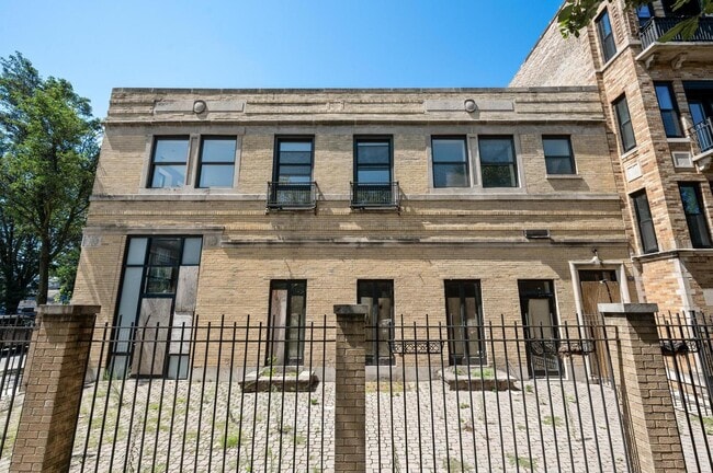Primary Photo - 5934 N Winthrop Ave
