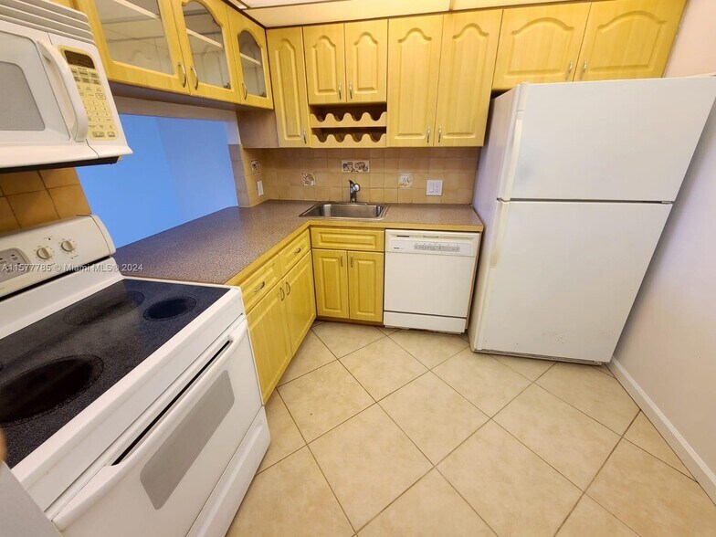Primary Photo - 20379 W Country Club Dr