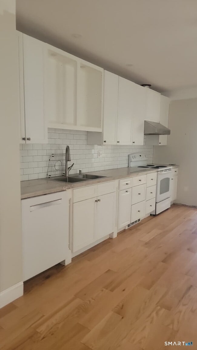 Building Photo - 318 Grovers Ave